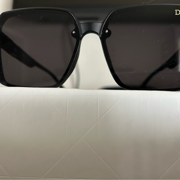 Sunnies - Picture 5 of 5